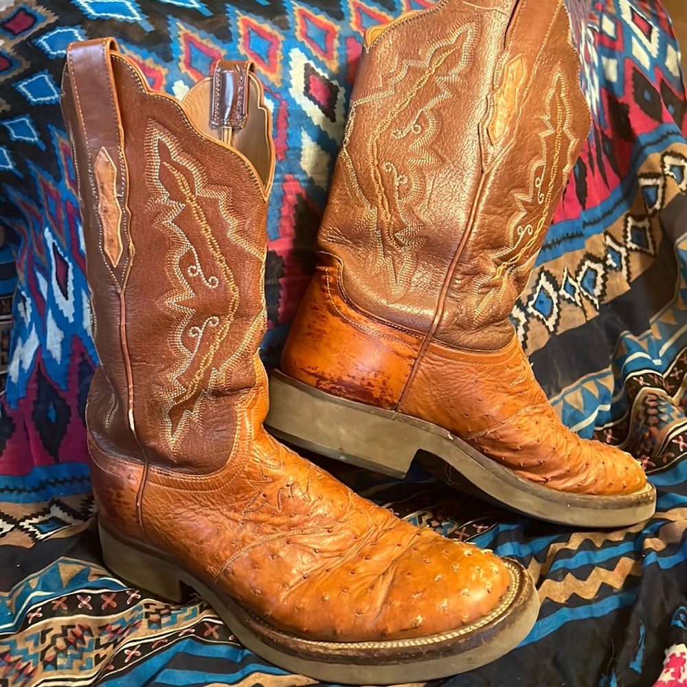 Womens Lucchese Ostrich Skin Round Toe, crepe sole, size 9B